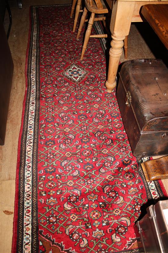 Red ground runner rug(-)
